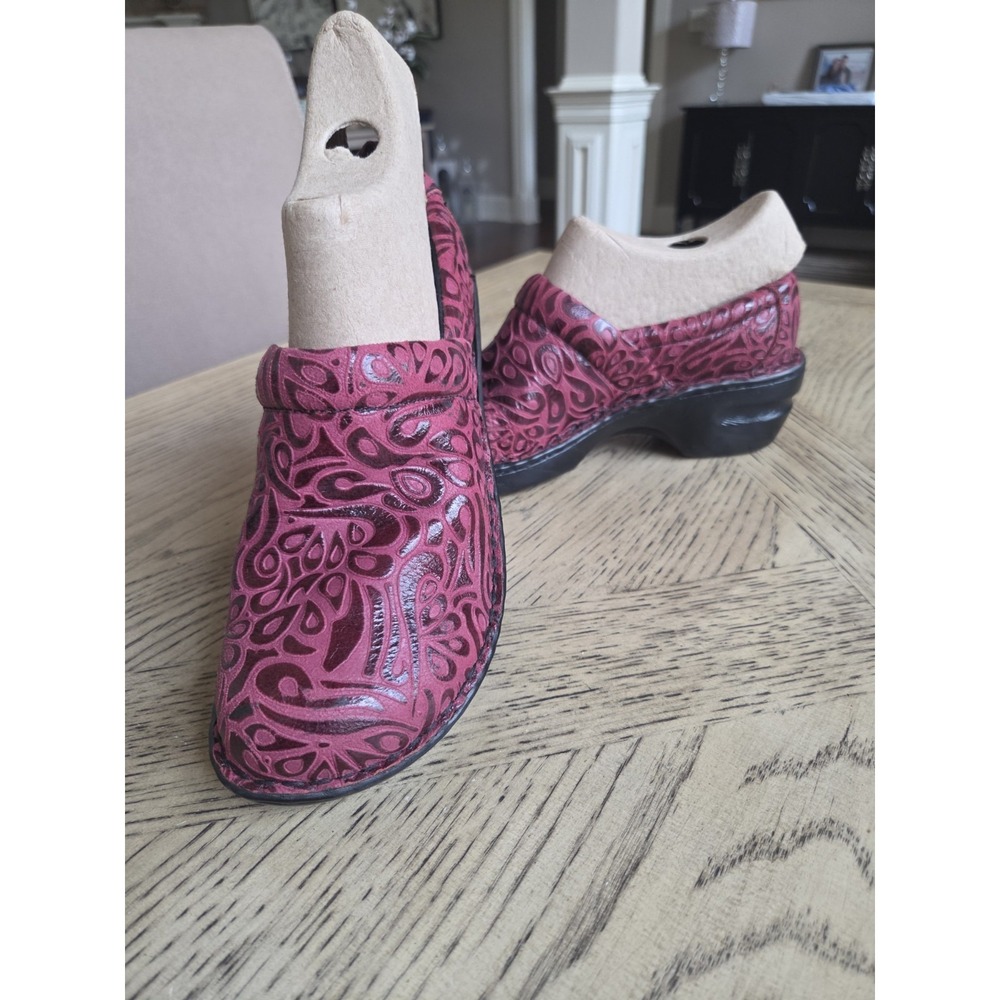 Boc Born Peggy Shoes Women's 8 Red Embossed Tooled Slip On Floral Clogs Boho New